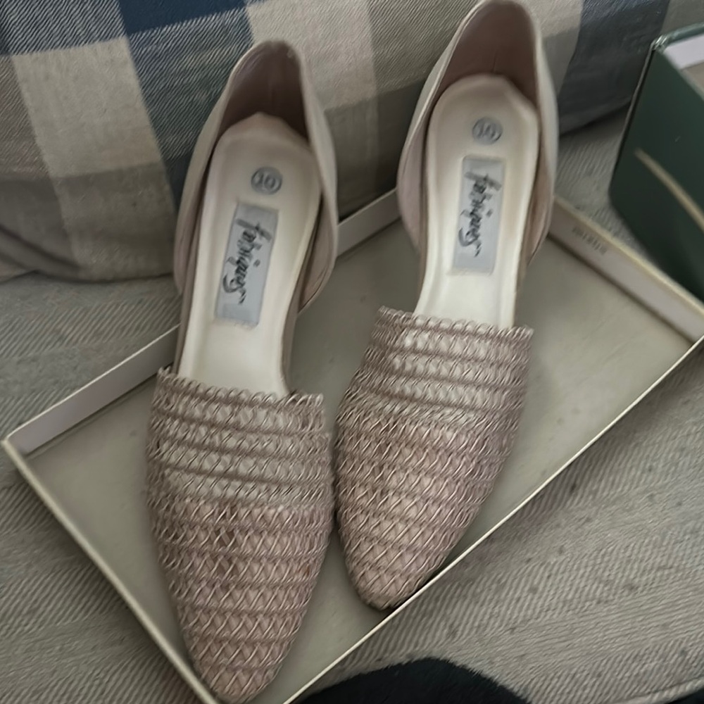 Elegant Cream Loafers with Woven Texture and Pointed Toe